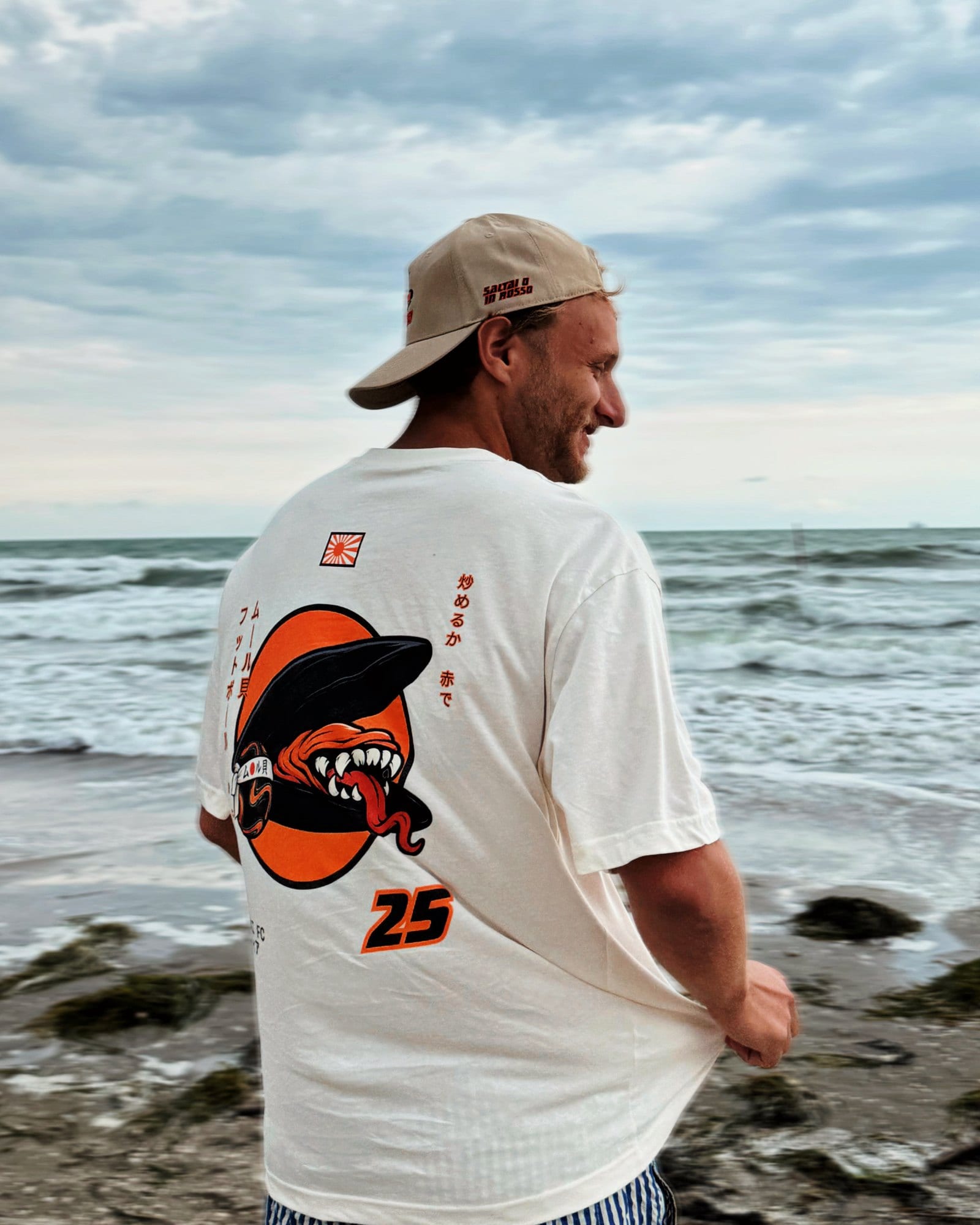 TSHIRT V25 indossata in spiaggia