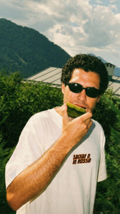 TSHIRT SALTAI indossata in montagna